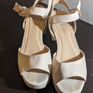 7.5 | Chinese Laundry | Nude Platform Heel